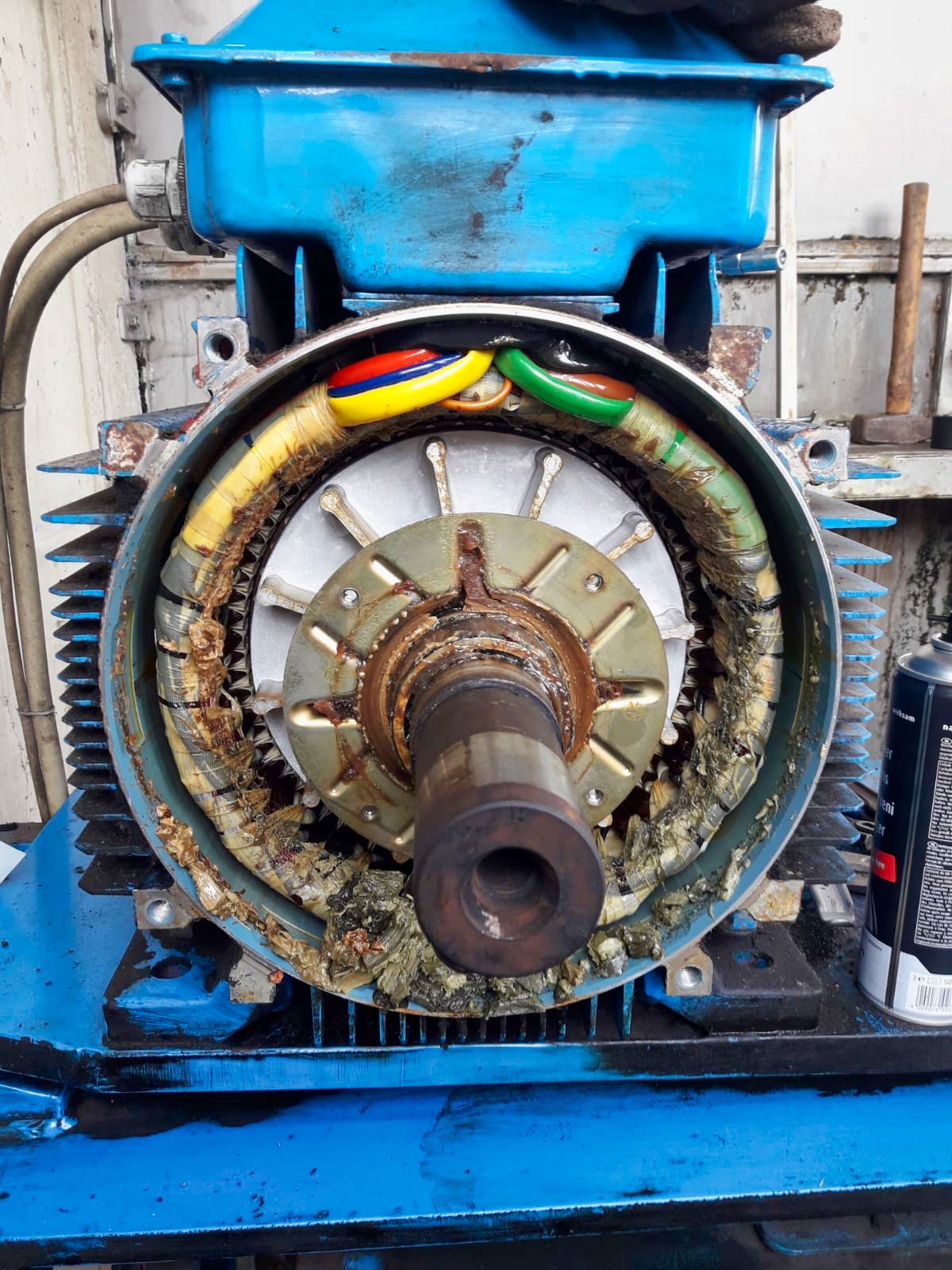 Wechsel der Lager des Generators und der Keilriemen am Wasserrad in Herzberg Wechsel der Lager des Generators und der Keilriemen am Wasserrad in Herzberg