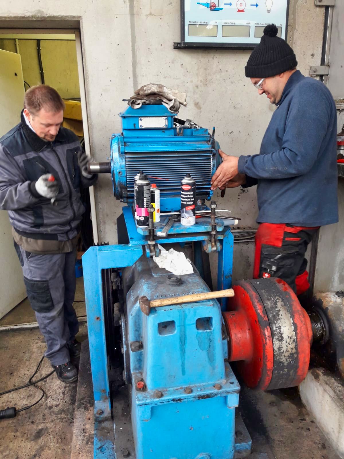 Wechsel der Lager des Generators und der Keilriemen am Wasserrad in Herzberg Wechsel der Lager des Generators und der Keilriemen am Wasserrad in Herzberg