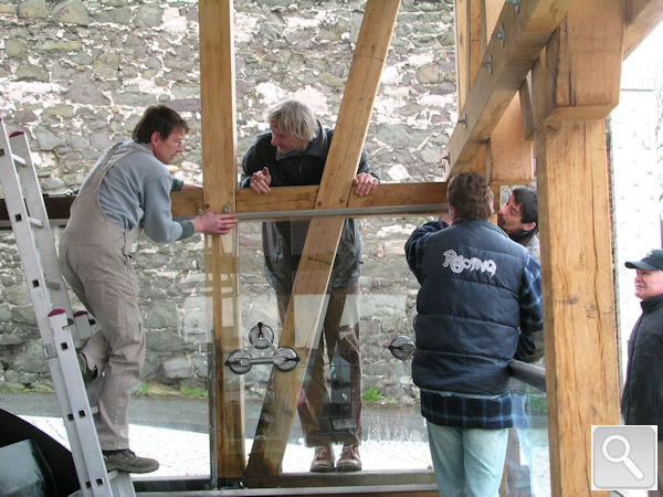 Anbringen von Glasscheiben am Wasserrad in Herzberg