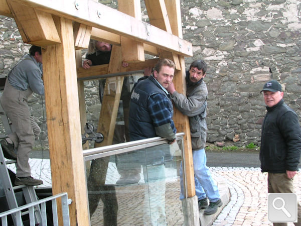 Anbringen von Glasscheiben am Wasserrad in Herzberg